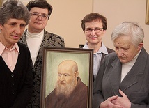 Siostry służki z Płocka (od lewej): Barbara Żurawska, Ewa Martenka, Grażyna Kwiecień i Genowefa Nowak przygotowują się do dziękczynienia za swego założyciela, które rozpocznie się 16 grudnia, w 100. rocznicę jego śmierci.