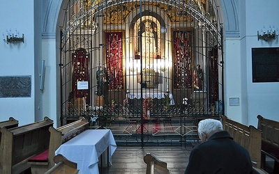 W kaplicy obrazu Matki Bożej Przasnyskiej trwa całodzienna adoracja Najświętszego Sakramentu.