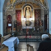 W kaplicy obrazu Matki Bożej Przasnyskiej trwa całodzienna adoracja Najświętszego Sakramentu.