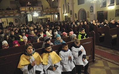 – Każdy z nas jest inny, niepowtarzalny, mamy różne powołania, ale na Eucharystii odkrywamy komunię z Bogiem i między sobą – mówił bp Włodarczyk o istocie każdej parafii.