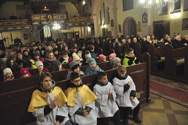 – Każdy z nas jest inny, niepowtarzalny, mamy różne powołania, ale na Eucharystii odkrywamy komunię z Bogiem i między sobą – mówił bp Włodarczyk o istocie każdej parafii.