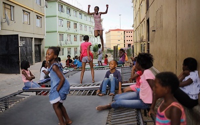 Po szkole dzieci skaczą na trampolinie. W tej ubogiej dzielnicy to ich jedyna rozrywka.
1.12.2016 Johannesburg, RPA