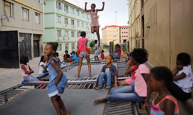 Po szkole dzieci skaczą na trampolinie. W tej ubogiej dzielnicy to ich jedyna rozrywka.
1.12.2016 Johannesburg, RPA