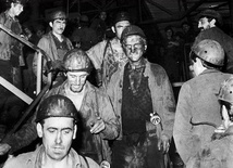 Górnicy z kopalni „Piast” wychodzą na powierzchnię po zakończeniu najdłuższego po wprowadzeniu stanu wojennego strajku zorganizowanego pod ziemią.