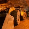 Maszyna do załadunku urobku pod ziemią w kopalni miedzi w Polkowicach. Górnicy pracują na coraz niżej położonych pokładach.