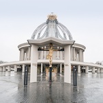 Kościół pw. Maryi Gwiazdy Nowej Ewangelizacji  i św. Jana Pawła II  jest wotum dziękczynnym za pontyfikat  papieża Polaka.