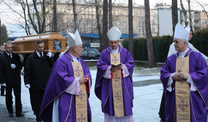 Śp. ks. inf. Mroczka na miejsce wiecznego spoczynku odprowadzili biskupi: Roman Pindel, Marek Szkudło, Piotr Greger, Tadeusz Rakoczy i Janusz Zimniak