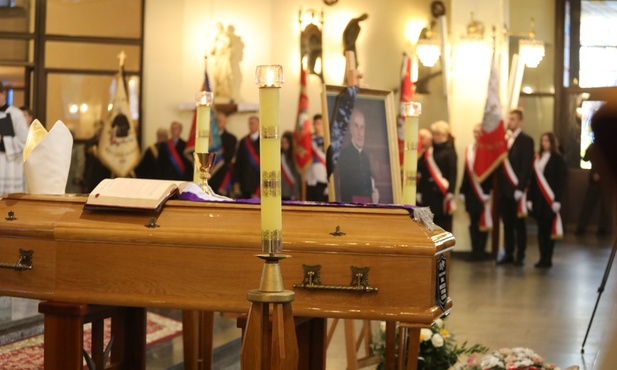 Pogrzebową Mszę Świętą poprzedziło modlitewne czuwanie przy trumnie śp. ks. inf. Mroczka