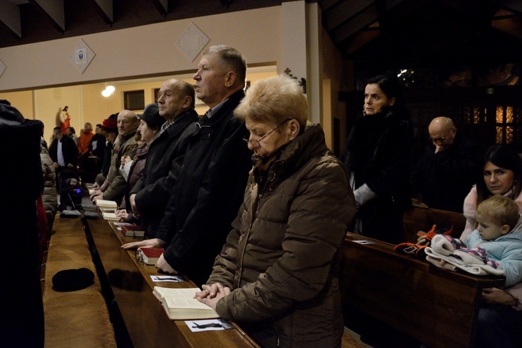 Wprowadzenie prochów męczenników z Dachau do kościoła w Winowie