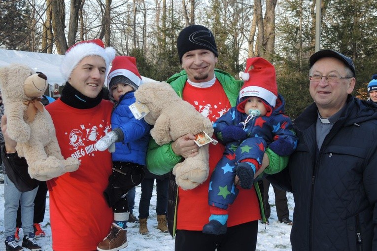 Najmłodsi uczestnicy biegu z "Nadzieją": Sebastian Glanowski i Michał Trela ze swoimi ojcami i ks. Józefem Walusiakiem