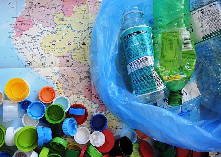 Makulaturę, plastikowe butelki i nakrętki można zbierać w ramach akcji pomocy dla polskich misjonarzy