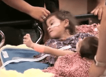 Nakazano jej aborcję. Odmówiła. Urodziła bliźnięta syjamskie. Po czterech latach dokonano najtrudniejszej operacji rozdzielenia