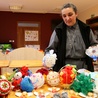 S. Małgorzata Binkowska prezentuje wykonane przez jej podopiecznych świąteczne ozdoby