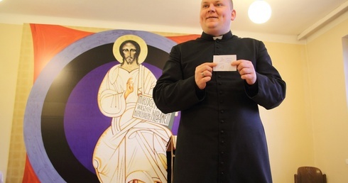 Losującym był ks. Sebastian Antosik, duszpasterz sportowców diecezji łowickiej