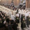 W parafiach pozawarszawskich  uczestnictwo w niedzielnej Eucharystii jest częstsze i pełniejsze.