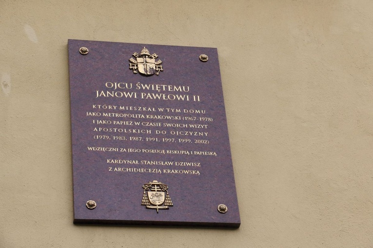 Montaż tablicy upamietniającej wizytę papieża Franciszka