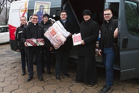 ▲	Paczkę, w której była lodówka i wiele innych rzeczy, wybranej rodzinie zawieźli z wolontariuszem ks. Jacek Mizak, wicerektor Wyższego Seminarium Duchownego, i alumni.