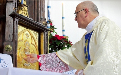 Po Komunii św. abp Józef Górzyński pobłogosławił tabernakulum. Następnie umieścił w nim Najświętszy Sakrament.