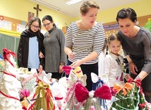 Każda klasa przygotowała stoisko z ozdobami świątecznymi, wykonanymi przez dzieci i rodziców.