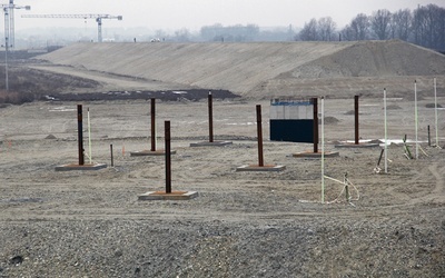 Niedokończona zapora czołowa zbiornika Racibórz Dolny widziana od strony Brzezia.