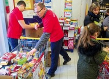 ▲	Co roku przed świętami młodzi wolontariusze angażują się w pomoc potrzebującym.  Na ich apel chętnie odpowiadają mieszkańcy naszej diecezji.