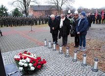 Hołd pomordowanym składa rodzina Zbigniewa Wilka.