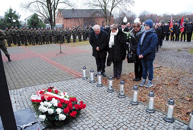 Hołd pomordowanym składa rodzina Zbigniewa Wilka.