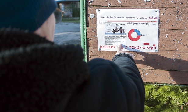 Plakat na przystanku informuje mieszkańców Biernowa, komu pomagają.