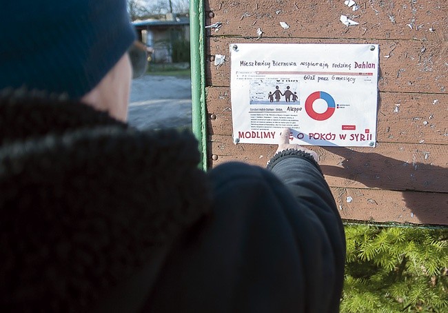Plakat na przystanku informuje mieszkańców Biernowa, komu pomagają.