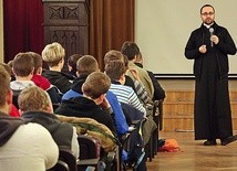 Autentyczne opowieści o prześladowanych rówieśnikach z Bliskiego Wschodu poruszyły ministrantów z archidiecezji.