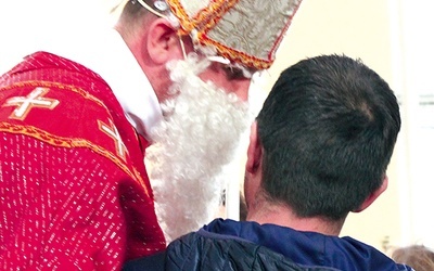 W roli biskupa z Miry wystąpił wolontariusz Andrzej.