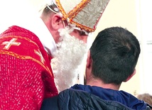 W roli biskupa z Miry wystąpił wolontariusz Andrzej.