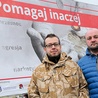 Jakub Wrona (z prawej) i Jakub Słowik, prezesi Fundacji Społecznej „Progres”, przekonują,  że lepiej wspierać  instytucje pomocowe.