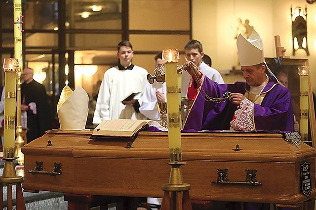 Uroczystościom pogrzebowym przewodniczył bp Roman Pindel.