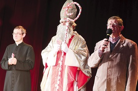 Św. Mikołaj, prezes Piotr Ryszka i ks. Robert Kasprowski razem powitali dzieci.