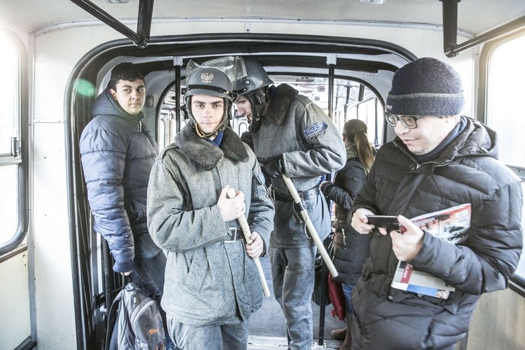 Autobus, czerwony... W rocznicę stanu wojennego