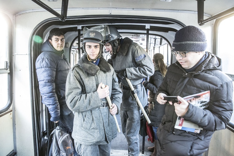 Autobus, czerwony... W rocznicę stanu wojennego