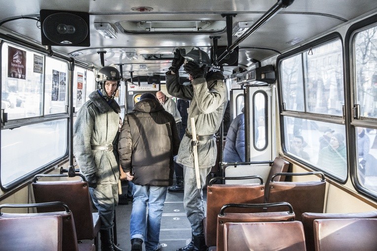 Autobus, czerwony... W rocznicę stanu wojennego