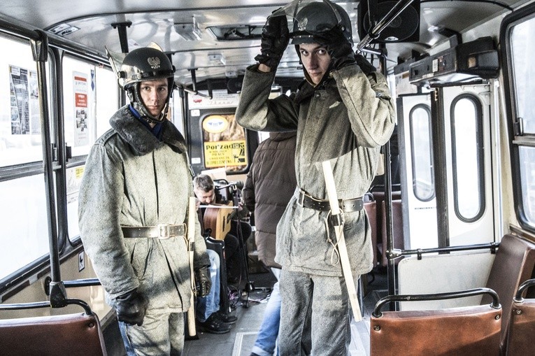 Autobus, czerwony... W rocznicę stanu wojennego