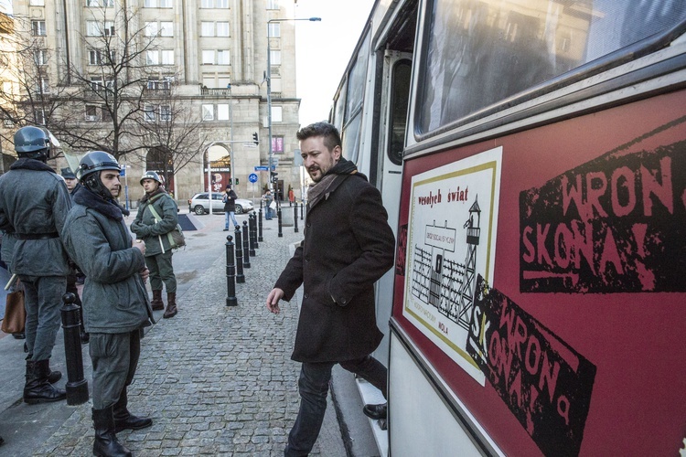 Autobus, czerwony... W rocznicę stanu wojennego