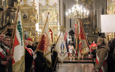 Poczty sztandarowe podczas Mszy św. w bazylice katedralnej w Łowiczu