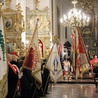Poczty sztandarowe podczas Mszy św. w bazylice katedralnej w Łowiczu