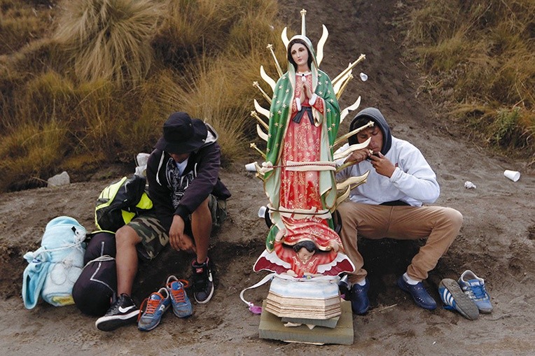 Pielgrzymi w drodze do sanktuarium Matki Bożej z Guadalupe.