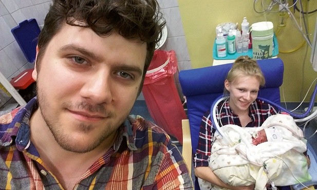Cała rodzina – Mateusz, Karolina i Julek – na oddziale intensywnej terapii.