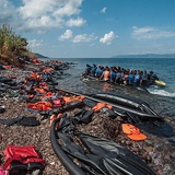 Morze Śródziemne. W jednej chwili zalewa mnie historią o spaniu w dzikich górach pod gołym niebem, o zimnie, o głodzie, o wzburzonym morzu, o drutach kolczastych, o lęku przed tym, co za tobą, i przed tym, co na ciebie czeka.