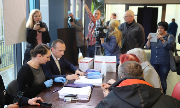 Członkowie rodzin partyzantów przekazali próbki do porównawczych badań genetycznych, które umożliwią identyfikację odnalezionych szczątków