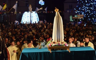 Tłumy oddające miasto Maryi