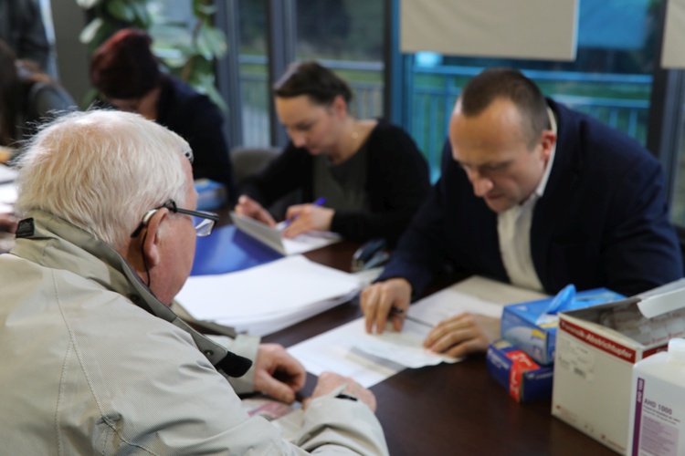 Prof. Krzysztof Szwagrzyk (IPN) w Węgierskiej Górce z rodzinami partyzantów