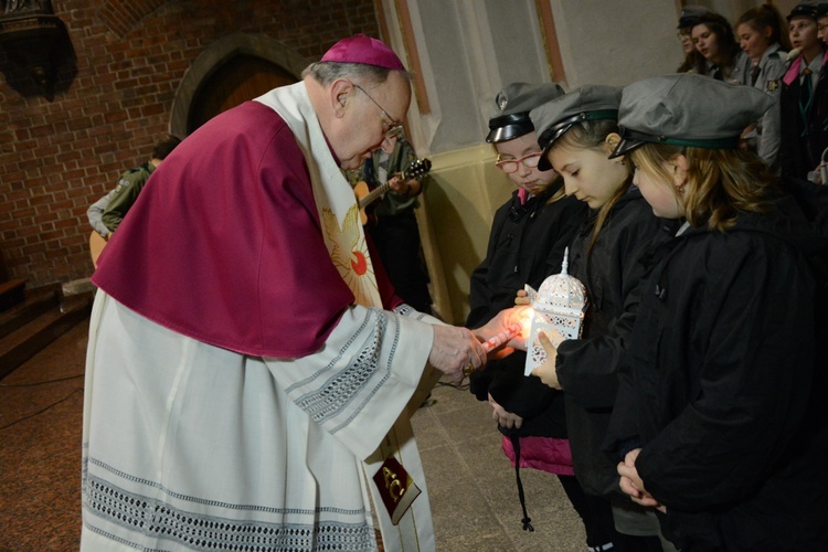 Światełko z Betlejem dotarło do katedry