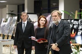 Michał Kobiela (z lewej) z Jackiem Cwetlerem i Anną Gierulą-Kłusek na wernisazu wystawy w Bibliotece Śląskiej